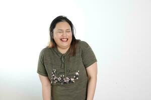 Jeune plus Taille Sud est asiatique femme pose visage expression émotion sur blanc Contexte rire hilarant photo