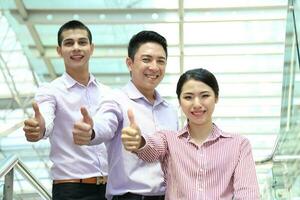 Jeune Sud est asiatique milieu est homme femme affaires collègue Extérieur supporter pose photo