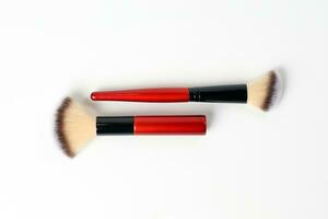 rouge noir maquillage brosse beauté accessoires sur blanc Contexte photo