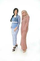 deux Sud est asiatique malais course ethnique origine femme portant robe costume kebaya et baju kurung Tutorat foulard sur blanc Contexte Bienvenue main geste photo