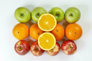 rouge vert Pomme Orange fruit sur blanc Contexte photo
