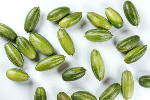 pointu gourde Potol vert légume sur blanc Contexte photo