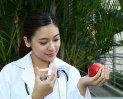 Sud est asiatique Jeune malais chinois homme femme médical médecin stéthoscope tablier groupe supporter pose sur de soi photo