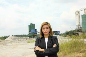 asiatique femme chinois malais ouvrier ingénieur la gestion à construction site Regardez à caméra sur de soi photo