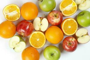 mélanger vert rouge Pomme Orange entier fruit Couper tranche moitié sur blanc Contexte photo