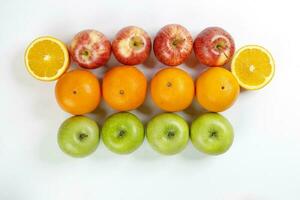 rouge vert Pomme Orange fruit sur blanc Contexte photo