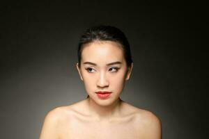 Jeune magnifique asiatique femme faciale expression photo