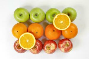 rouge vert Pomme Orange fruit sur blanc Contexte photo