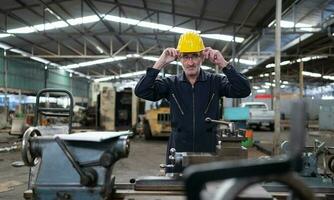 Sénior ingénieur avec fatigue de longue et difficile travail photo