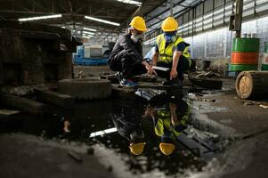 scientifiques et gouvernement fonctionnaires inspecter et collecte chimique fuite échantillons dans industriel des sites. à être complètement enquêté dans le laboratoire photo