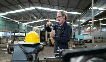 Sénior ingénieur avec fatigue de longue et difficile travail photo