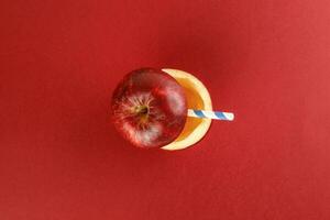 santé rouge Couper Pomme recyclable papier paille jus boisson idée concept sur rouge Contexte photo