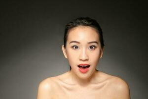 Jeune magnifique asiatique femme faciale expression photo