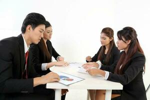 Sud est asiatique Jeune malais chinois Indien homme femme portant formel affaires Bureau vaisselle sur blanc Contexte asseoir à réunion table parler désuets étude fichier projet bourru photo