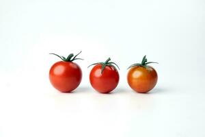 rouge mûr Cerise tomate avec tige sur blanc Contexte photo