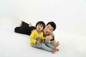 Sud est asiatique père fils enfant en jouant parlant avec tablette PC languette sur blanc Contexte spectacle point photo