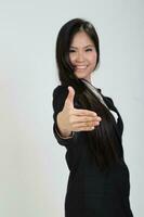 un Jeune asiatique malais affaires Bureau femme en portant Vide copie texte espace signe planche sur blanc Contexte photo