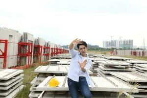 asiatique homme malais ouvrier ingénieur la gestion à construction site difficile sécurité chapeau casque Cadre avec tous les deux mains photo