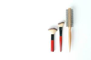 rouge noir maquillage en bois cheveux brosse peigne beauté accessoires sur blanc Contexte copie espace frontière Cadre photo