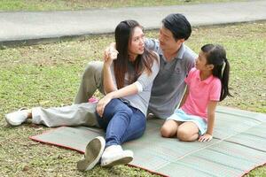 Sud est asiatique Jeune père mère fille fils parent garçon fille enfant activité en plein air parc photo