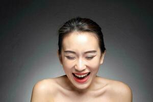 Jeune magnifique asiatique femme faciale expression photo