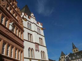 le vieux ville de trier à le moselle rivière dans Allemagne photo