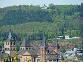 le vieux ville de trier à le moselle rivière dans Allemagne photo