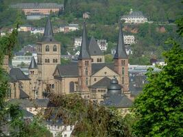 le vieux ville de trier à le moselle rivière dans Allemagne photo