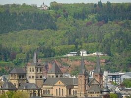 le vieux ville de trier à le moselle rivière dans Allemagne photo