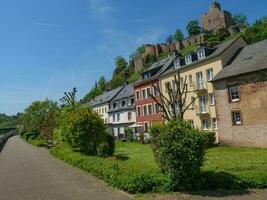 le petit ville de Sarrebourg à le Sarre rivière dans Allemagne photo