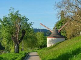 le petit ville de Sarrebourg à le Sarre rivière dans Allemagne photo