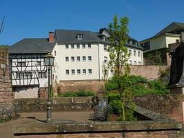 le petit ville de Sarrebourg à le Sarre rivière dans Allemagne photo