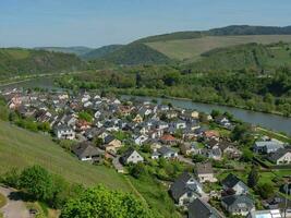 le petit ville de Sarrebourg à le Sarre rivière dans Allemagne photo
