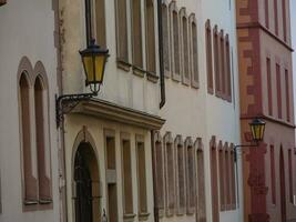 le petit ville de Sarrebourg à le Sarre rivière dans Allemagne photo