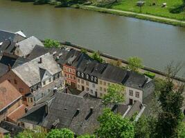 le petit ville de Sarrebourg à le Sarre rivière dans Allemagne photo