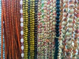 religieux perles avec coloré cordes. musulman prière chapelet marché proche en haut tir. coloré Plastique chapelets dans le marché. magnifique musulman prière perles proche en haut voir. islamique chapelet marché. photo