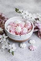 petites meringues blanches et roses dans le bol en céramique
