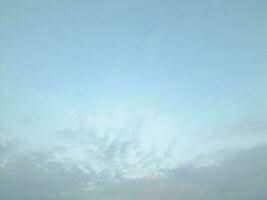 lever du soleil dans le Matin avec ciel et des nuages drone vue photo