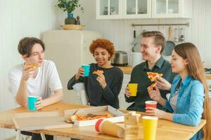 Accueil fête copains dépenses temps ensemble ayant amusement en riant communicant à maison. content diverse groupe en mangeant Pizza en buvant Bière ou limonade. mixte course Jeune copains meilleur copains profiter fin de semaine. photo