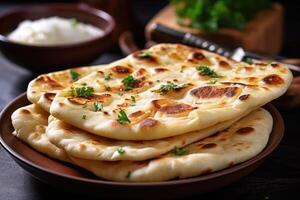 Naan pain dans plaque. galette avec épices. Indien cuisine. génératif ai photo