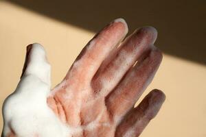 photo de le texture de cosmétique mousse sur le main.
