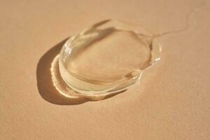 le texture de une Jaune transparent gel cosmétique. photo