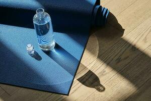 réutilisable verre l'eau bouteille sur yoga tapis. photo