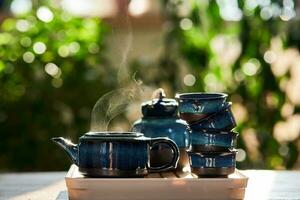 thé ensemble de Profond bleu Couleur sur une Contexte de verdure. photo