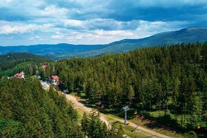 aérien vue de montagnes avec ouvert câble voitures ascenseur, Karpacz, Pologne photo