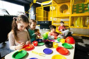 deux soeurs en jouant dans des gamins cuisine à les enfants jouer centre. photo