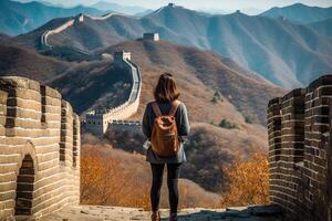 vue de le retour de asiatique fille touristique prise image dans Chine génial mur illustration génératif ai photo