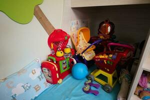 enfants jouets dans le des gamins chambre. photo