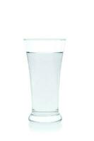 l'eau dans une verre sur blanc Contexte photo