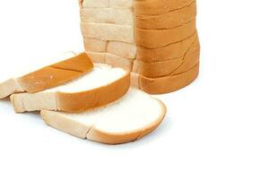 tranché pain nourriture sur une blanc Contexte photo